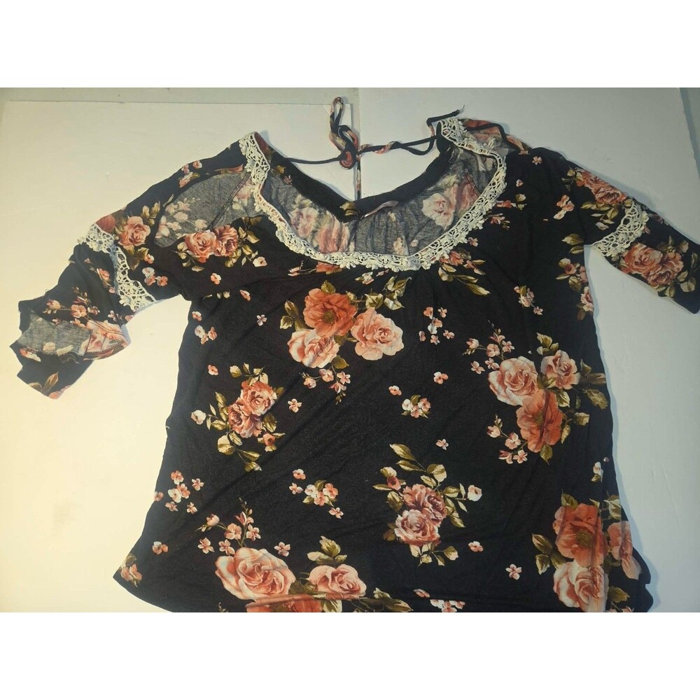 EUC, SJS Black Floral Short-Sleeve Blouse with Lace Yoke Accents, Size 3X